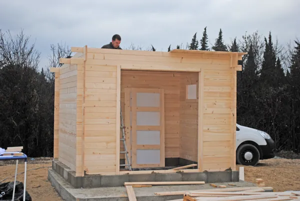 Abri de jardin en bois terminé, portes et fenêtres en place