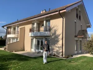 La même maison après travaux, façade terminée et jardin dégagé