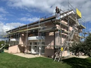 Maison échafaudée pendant les travaux de façade