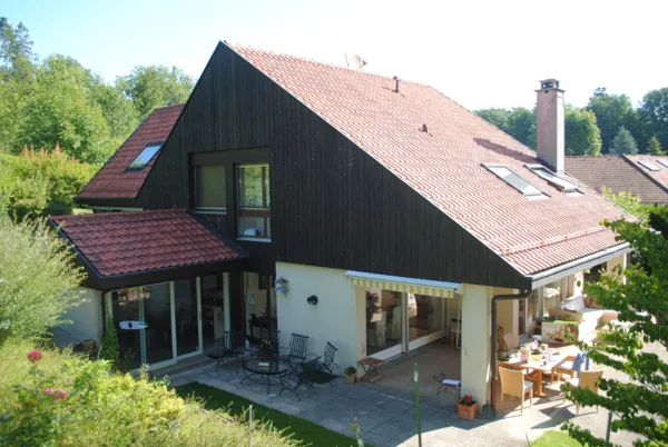 Bardage bois foncé d’un chalet après lasure