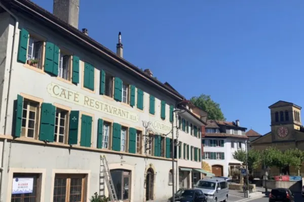 Façade d’un café-restaurant ancien, volets déposés et échelle en place