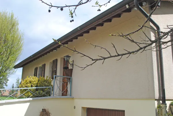 Maison au crépi clair dont la façade et les encadrements ont été repris