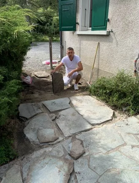 Pose de pierres plates irrégulières formant un chemin de jardin