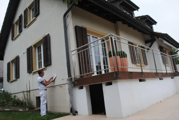 Façade avec balcon repeinte, garde-corps et encadrements traités