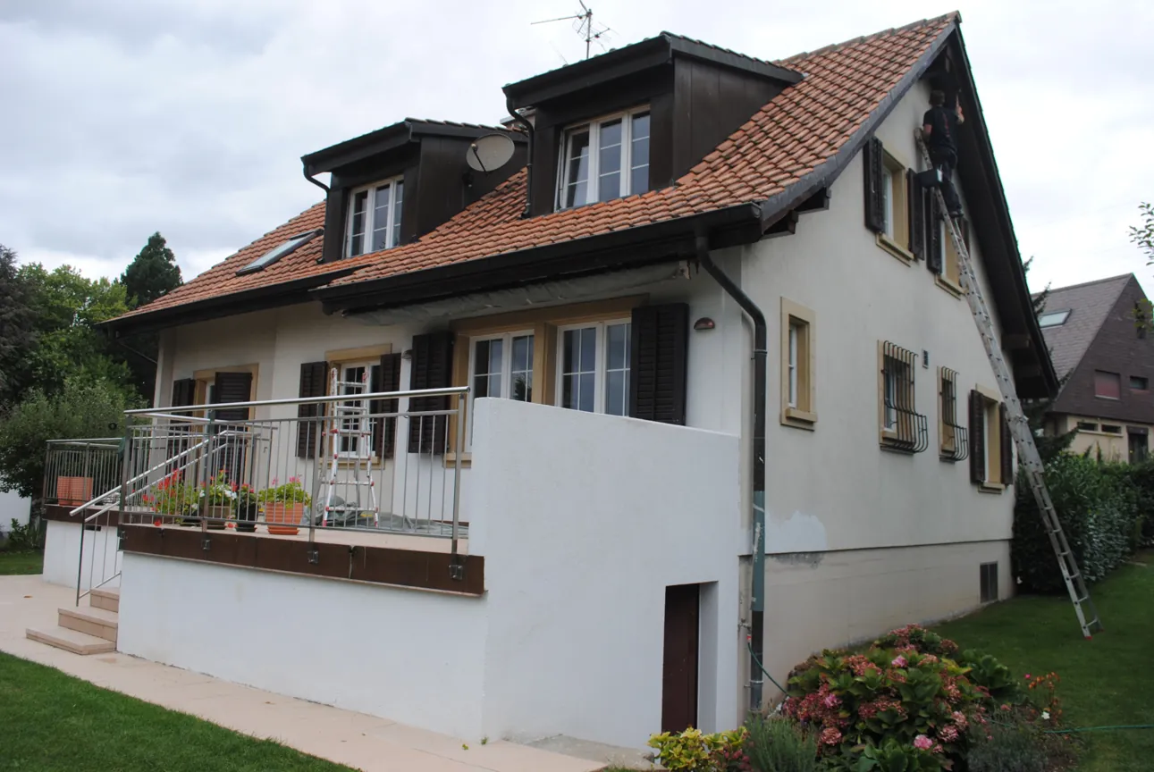 Maison après remise en peinture de sa façade, vue depuis le jardin