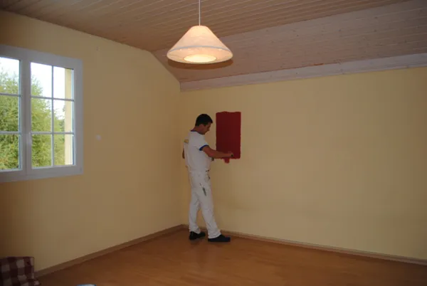 Mur d’accent rouge dans un séjour clair, parquet protégé