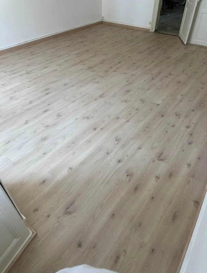 Parquet ancien poncé et remis en état, vu après rénovation
