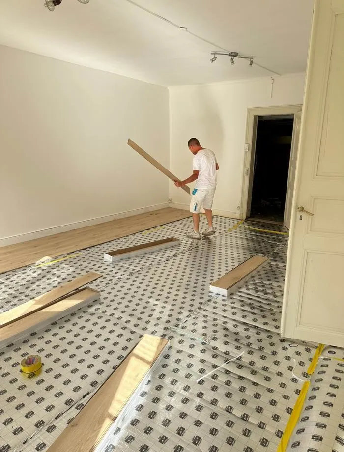 Parquet ancien en cours de rénovation, lames poncées par bandes