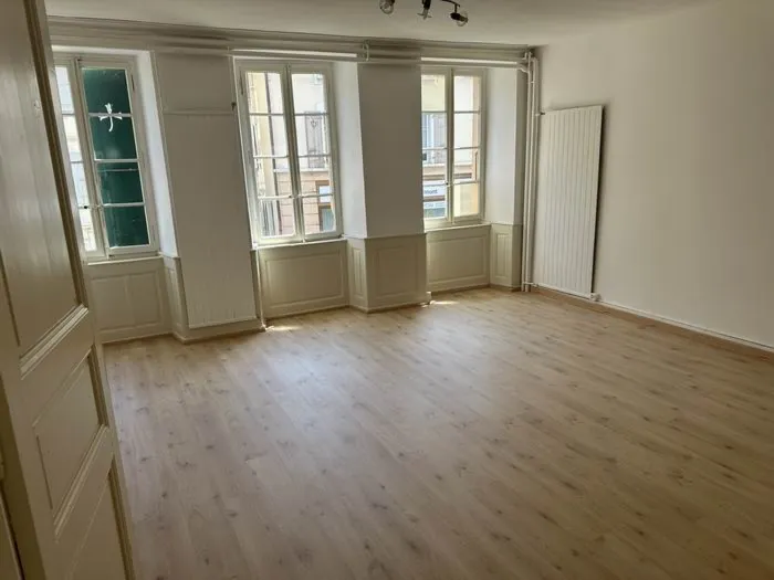 Pièce entière avec son parquet rénové, plinthes reprises
