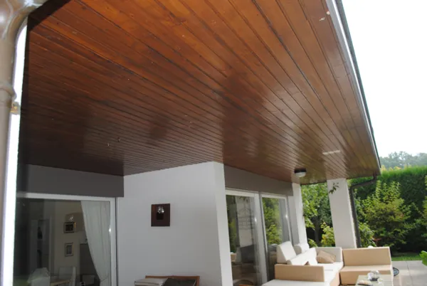 Plafond bois d’une véranda vitrée après traitement