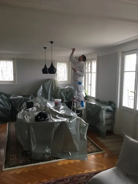 Séjour entièrement bâché et protégé avant travaux de peinture
